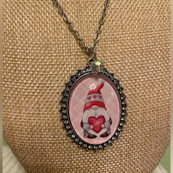 Adorable love gnome pendant necklace - Picture 1 of 5